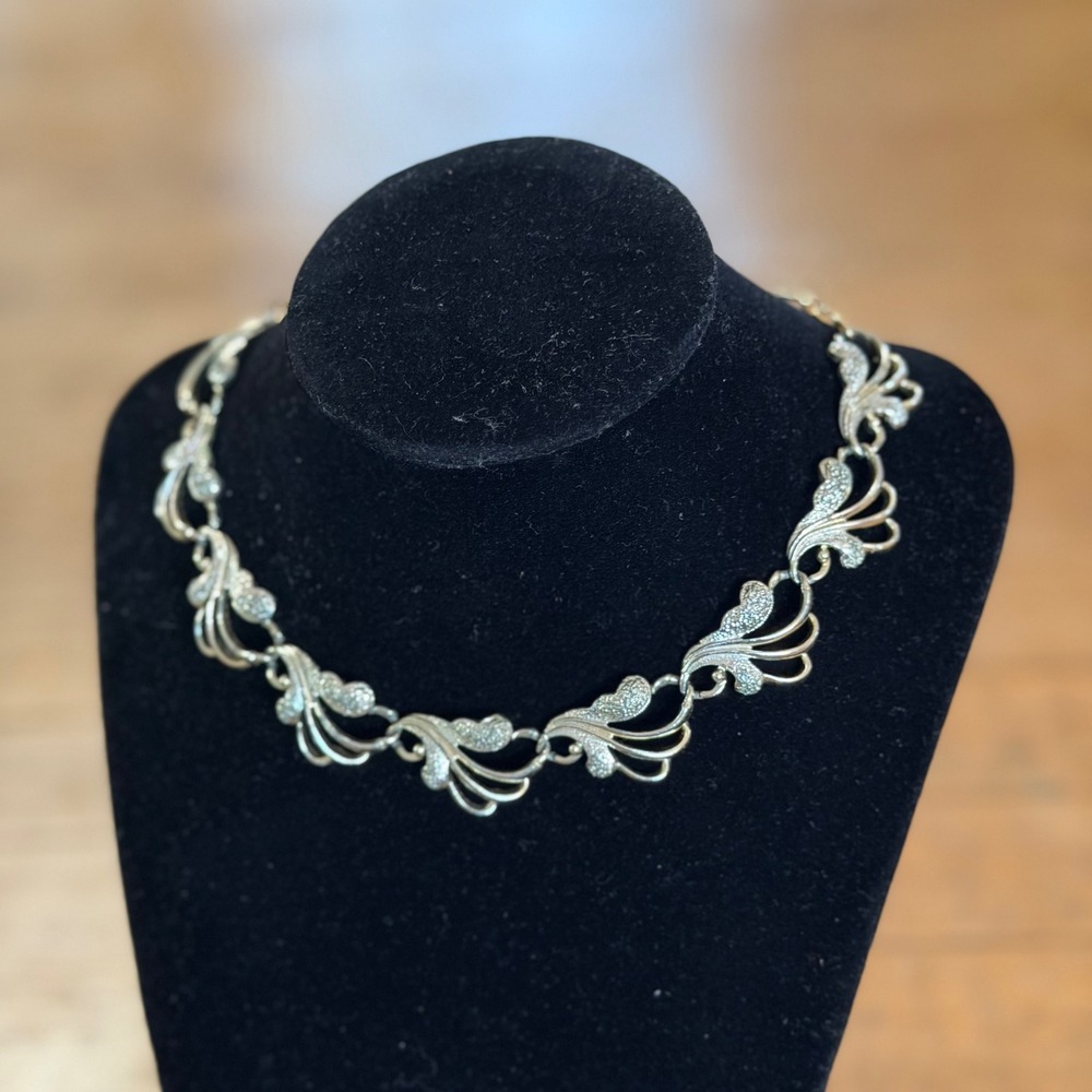 Vtg‎ Sarah Coventry Frosted Feathers Silver Tone Necklace Choker/Bib Style